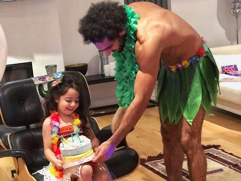 محمد صلاح يتحوّل لشخصية كرتونية احتفالًا بعيد ميلاد ابنته